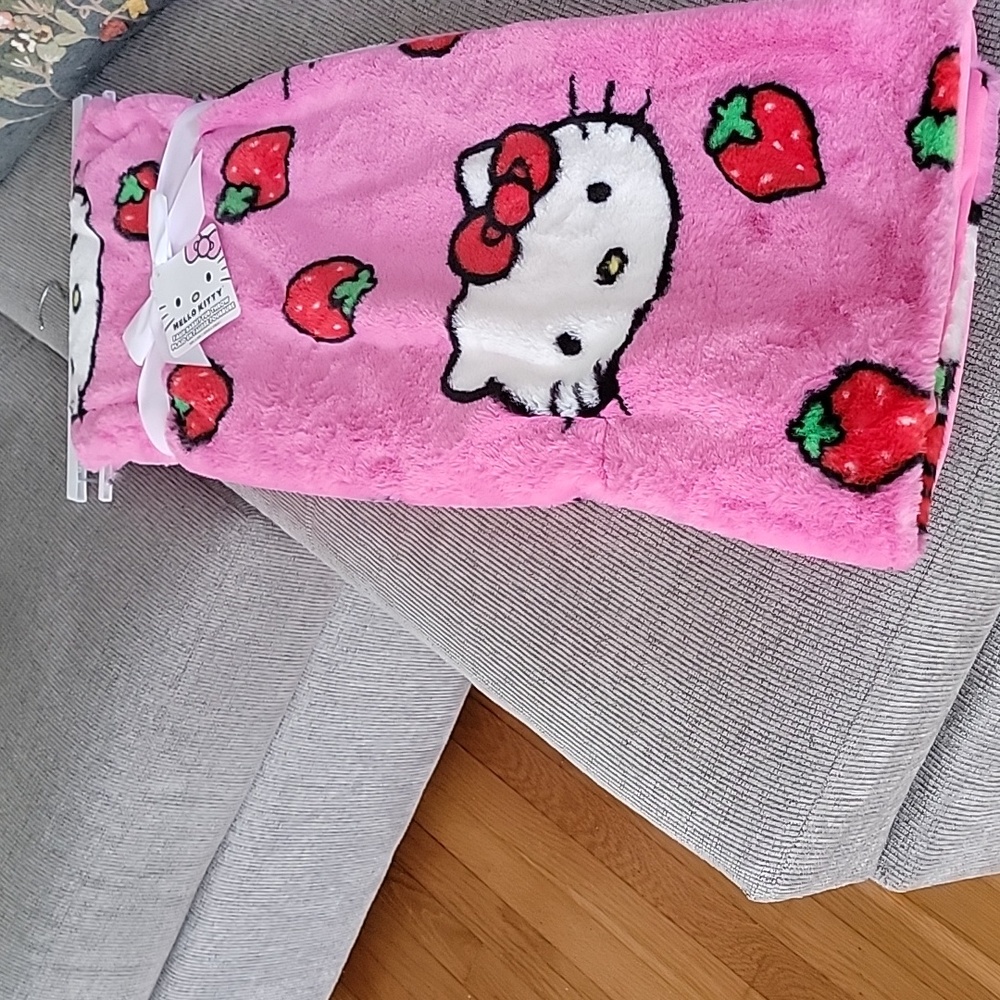 Hello Kitty Pink Strawberry Blanket - Picture 1 of 5